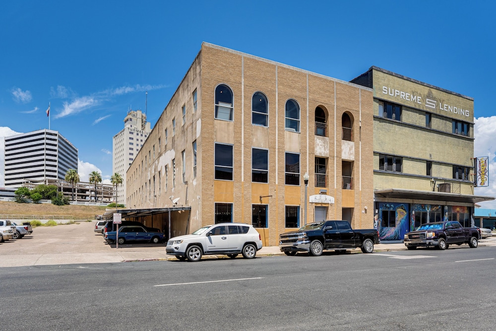 Walk to Corpus Christi Bay: Loft w/ Shaded Parking