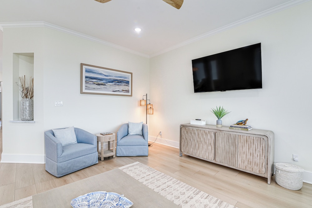 Walk to Beach: Galveston Gem w/ Pool Access