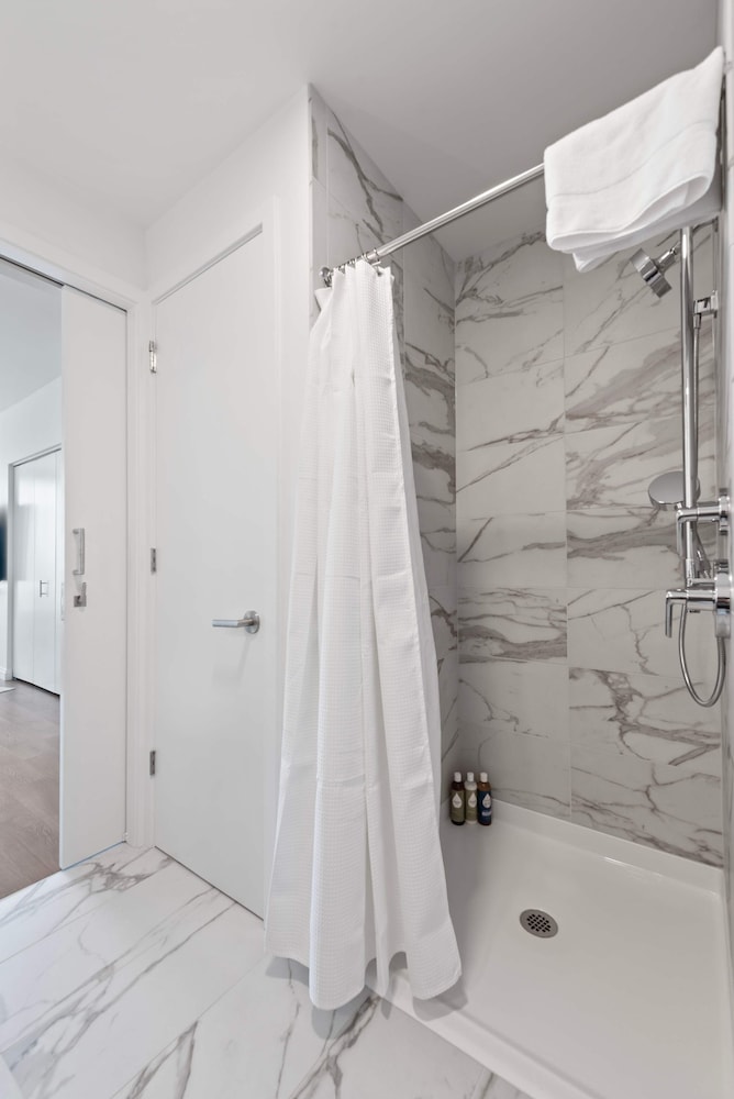 Sky-high Living Lake Views Elite Experience