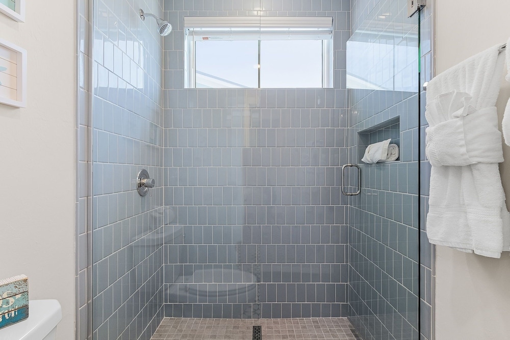 209 Seabreeze Escape: NEW Spacious 5-Bedroom Pool Home 5 Home