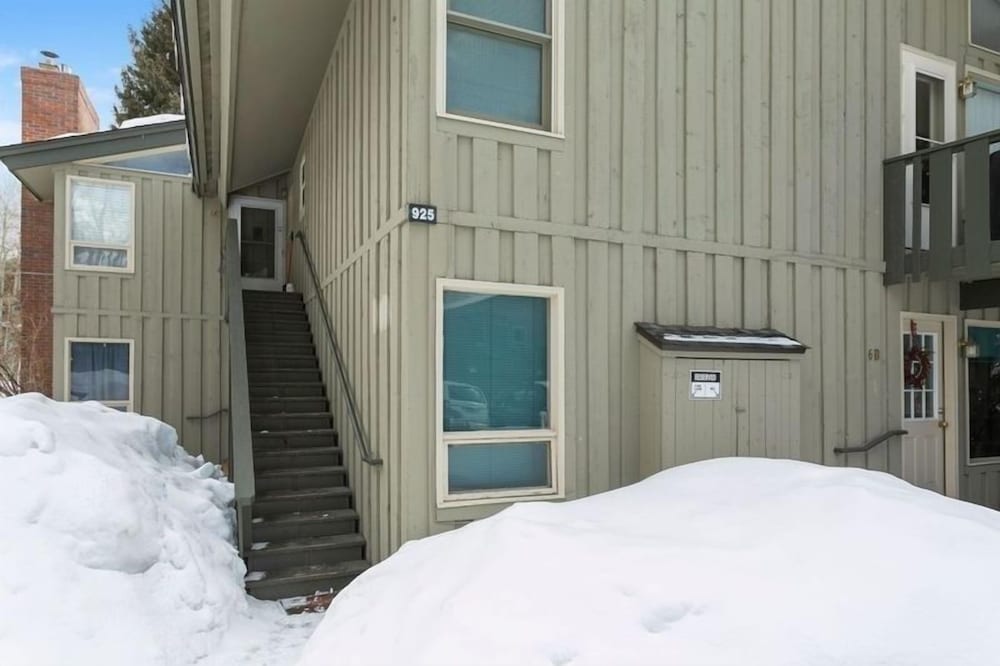 925 Red Sandstone 3 Bedroom Condo by RedAwning view 5