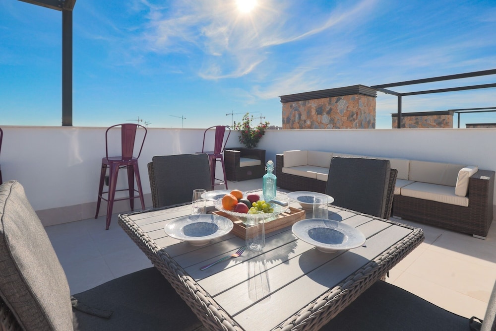 4 Bed Villa - Sleeps 8 - Pool - Garden - Parking