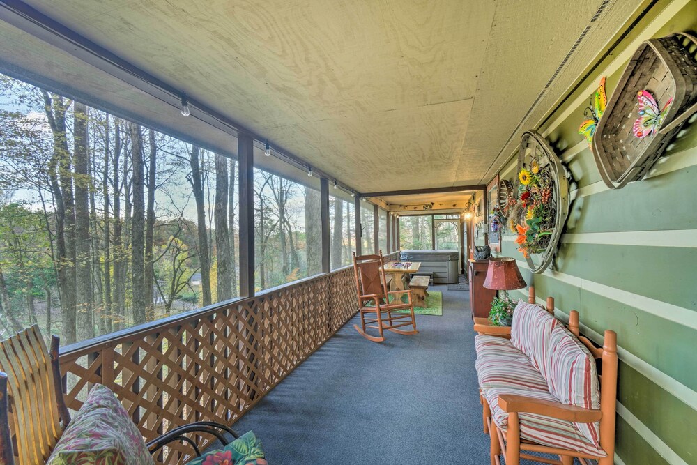 Woodsy Pigeon Forge Hideaway: Private Hot Tub view 5