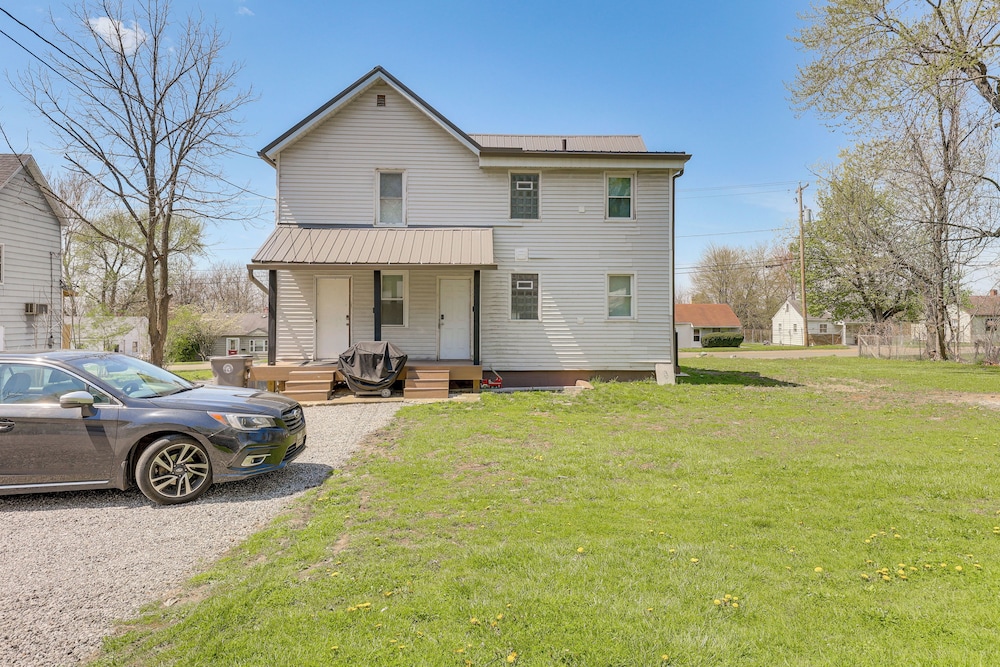 3 Mi to Dtwn: Quiet Youngstown Apt w/ Deck!