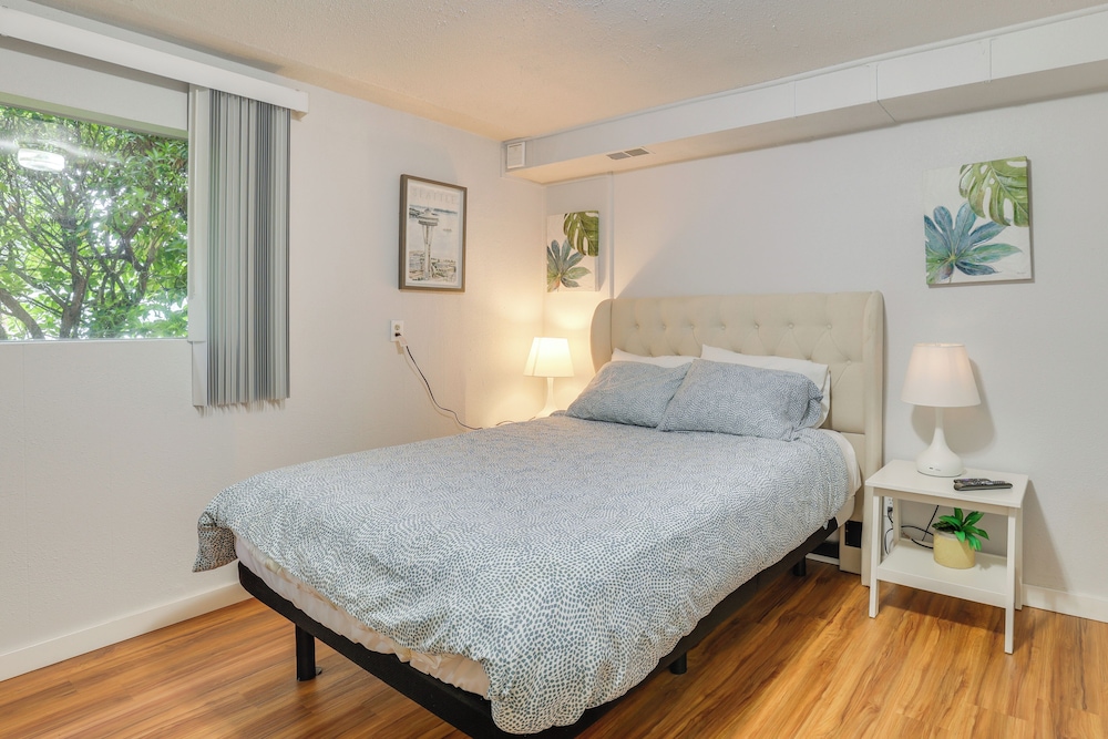 7 Mi to Dtwn: Pet-friendly Abode in Seattle!