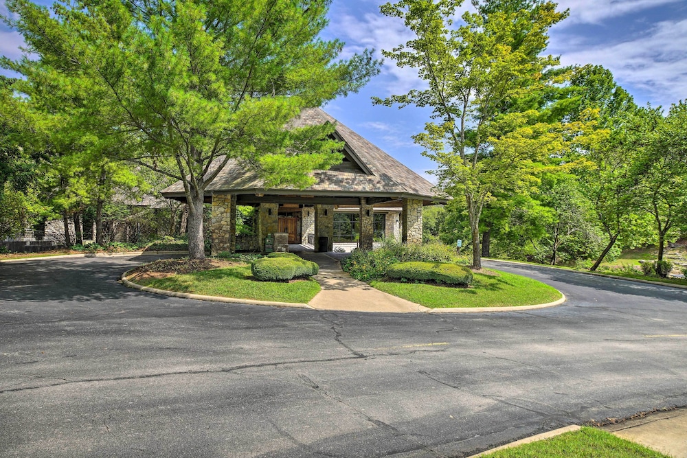 Relax Fireside: Branson West Gem w/ Hot Tub Access