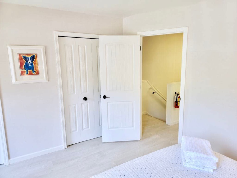 Charming Bayview - Downtown Condo With Pool