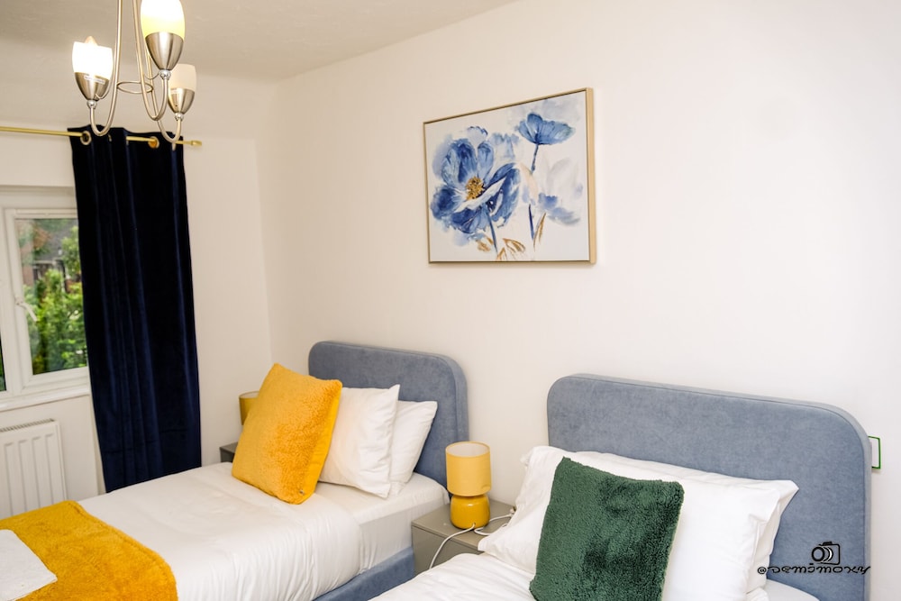 Walsall Vacations - Cosy Home With Private Parking - Property Image 17