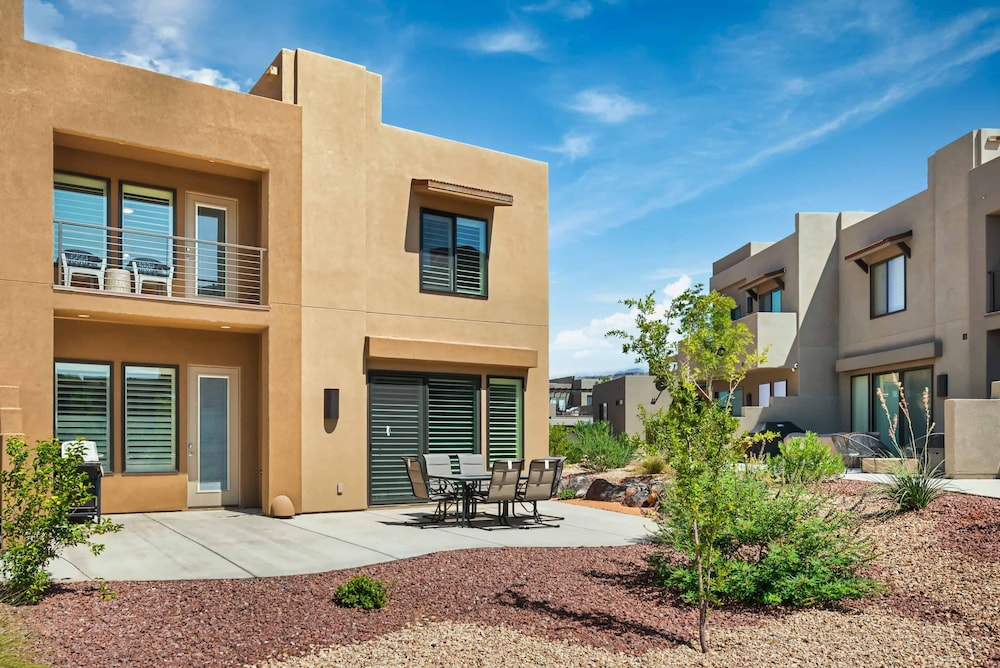 Desert Rose Getaway by RedAwning view 2