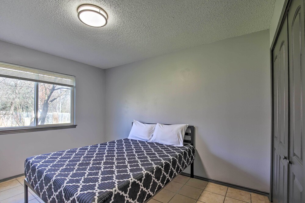 San Antonio Abode w/ Yard: 17 Mi to Downtown! view 5