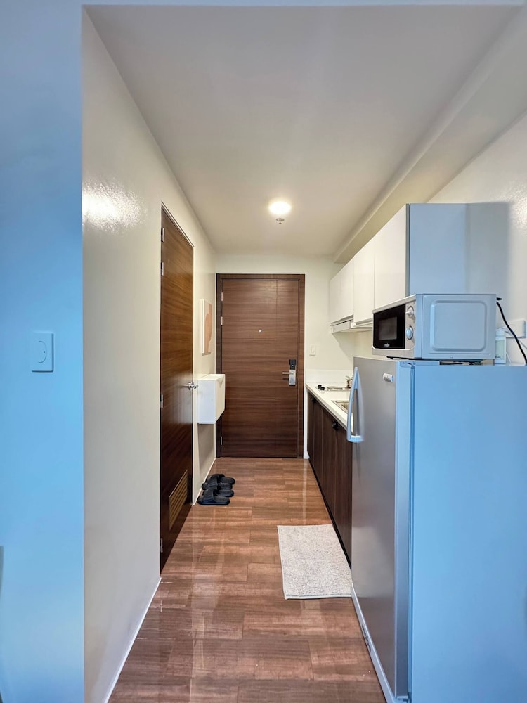 Entire Room in Makati Center With Fast Wifi