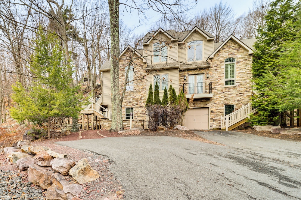 Boulder Lake Access: Townhome w/ Deck!