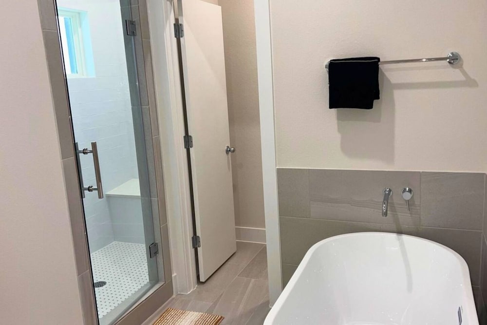 Gated 3BR Home 10 Mins Downtown