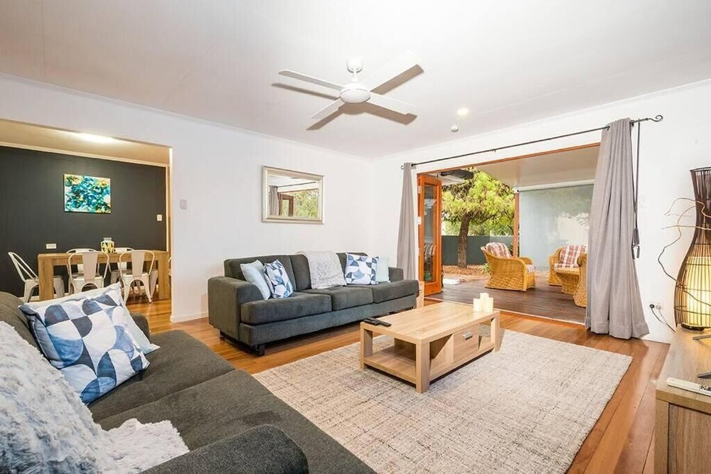 4 BDRM Pet Friendly Home 200m to Creek