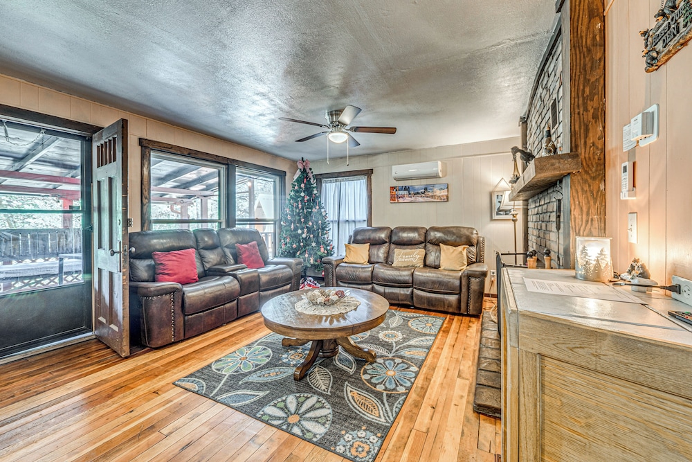 Walk to Downtown Ruidoso: Cozy Wooded Retreat