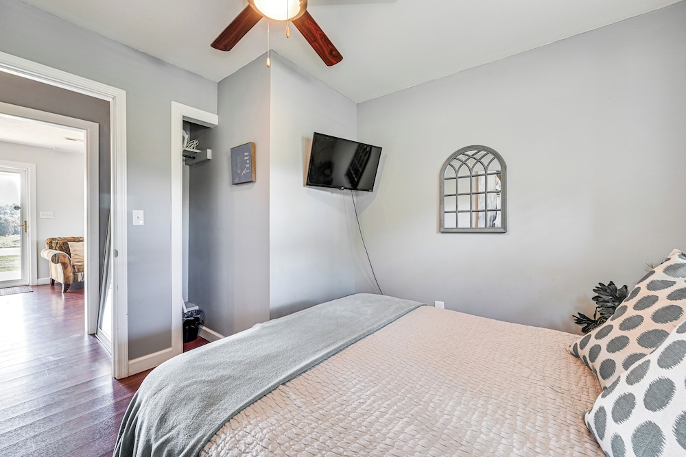 Near Dtwn Somerset: Tranquil Getaway w/ Fire Pit