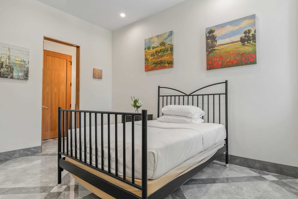 Luxe LA Escape w/ Pool, Views & Game Room Alta Vista Estate by Avantstay