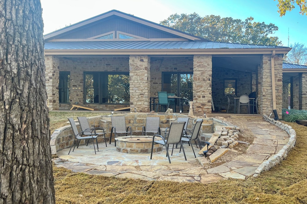 Family Friendly! Lakefront Escape in Pottsboro