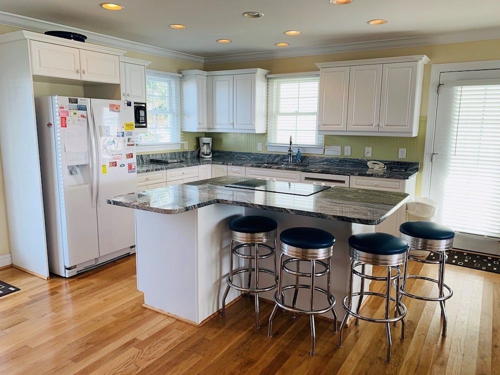 Sweet Dreams Private 4 Bedroom Home by RedAwning