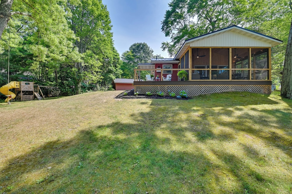 Waterfront Deck! Chic Lower Scott Lake Cottage