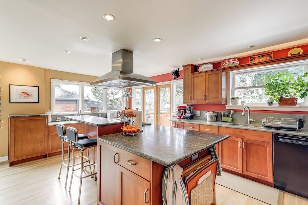 6 Mi to Dtwn Seattle: Walkable Home w/ Hot Tub