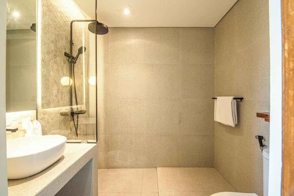 Chic 4-br Villa in Central Seminyak, Beach 5 Mins