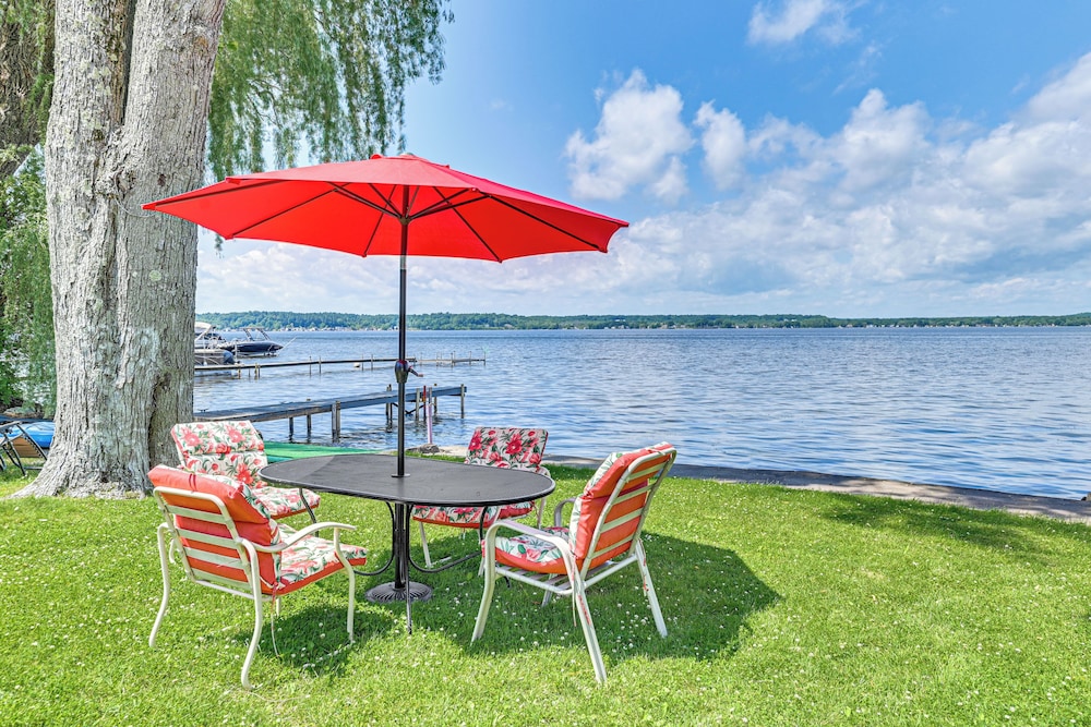 Dock + Kayak: Lakefront Gem on Saratoga Lake