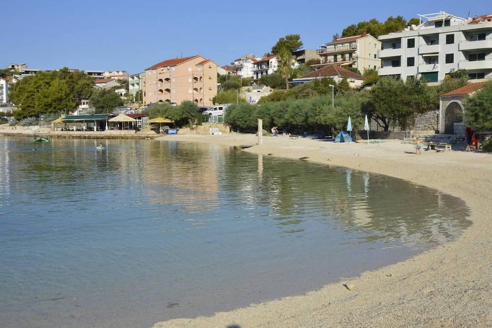 Remarkable 1-bed Apartment in Marina view 5