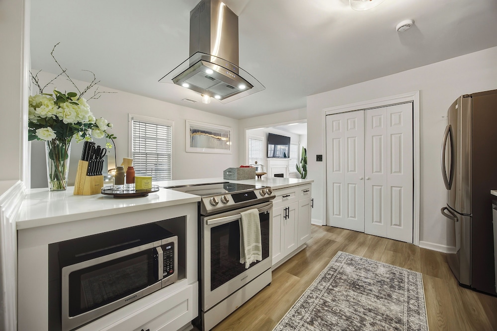 Modern Newly Renovated 3-bedroom in Historic West End