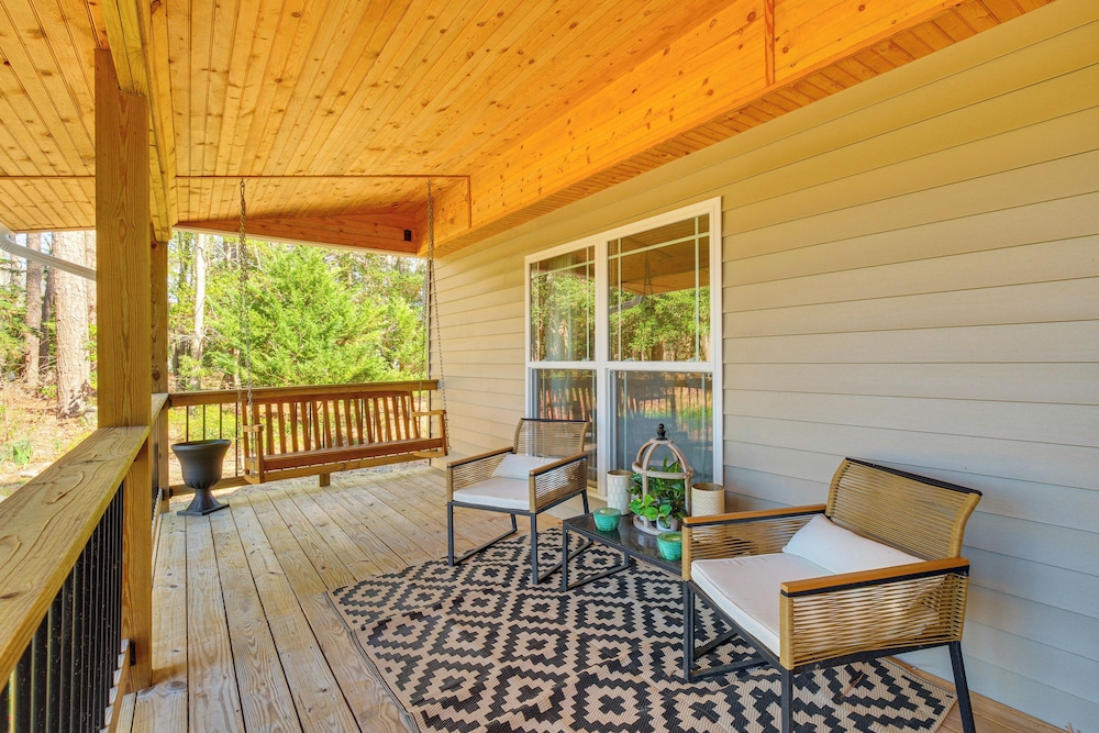 Dock, Sunrooms & Fire Pits: Deltaville Home!