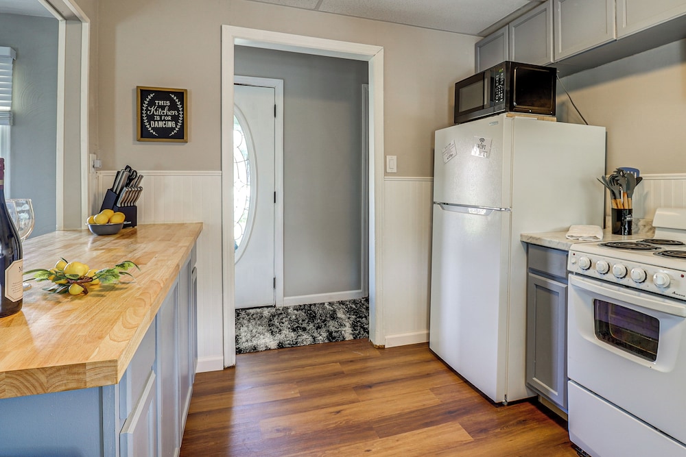 3 Mi to Dtwn & Flood Museum: 'cozy Q Cottage'
