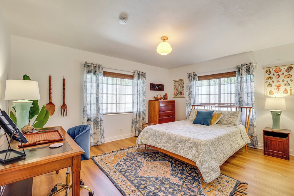 3 Mi to Dtwn: Tampa Cottage w/ Fire Pit!