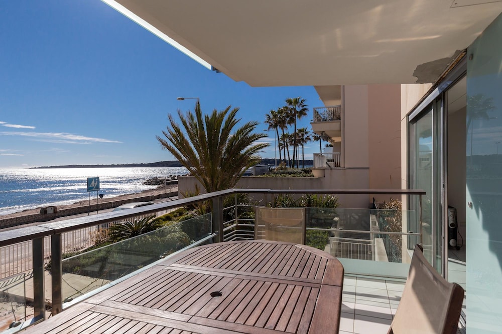 Bright two Bedroomed Apartment on the Beach in Cannes With Huge Terrace With Fabulous sea Views - 2001