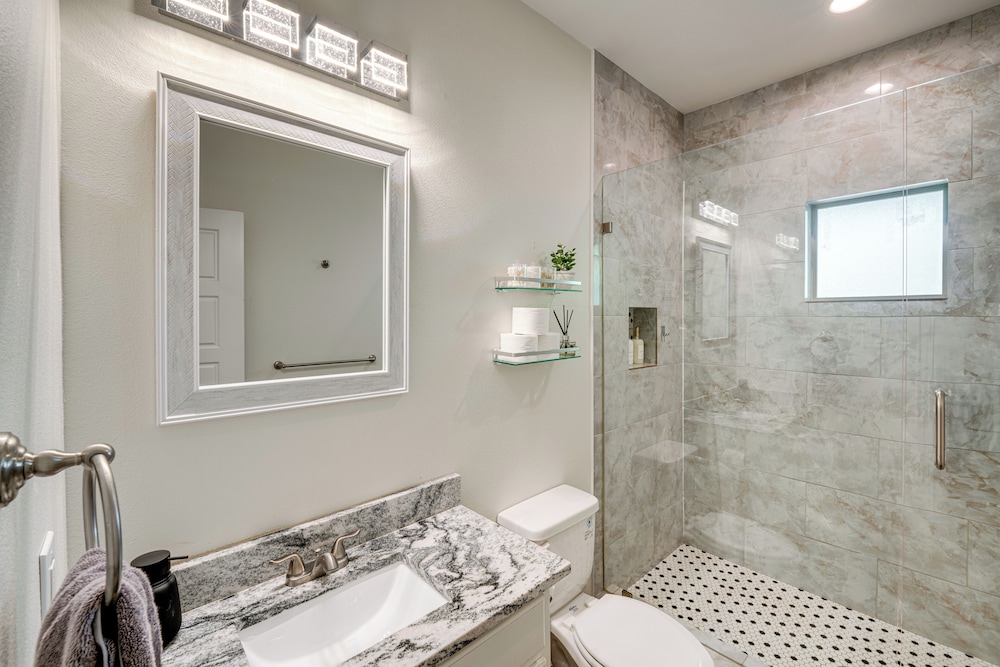10 Mi to Dtwn Dallas: Chic Home w/ Yard!