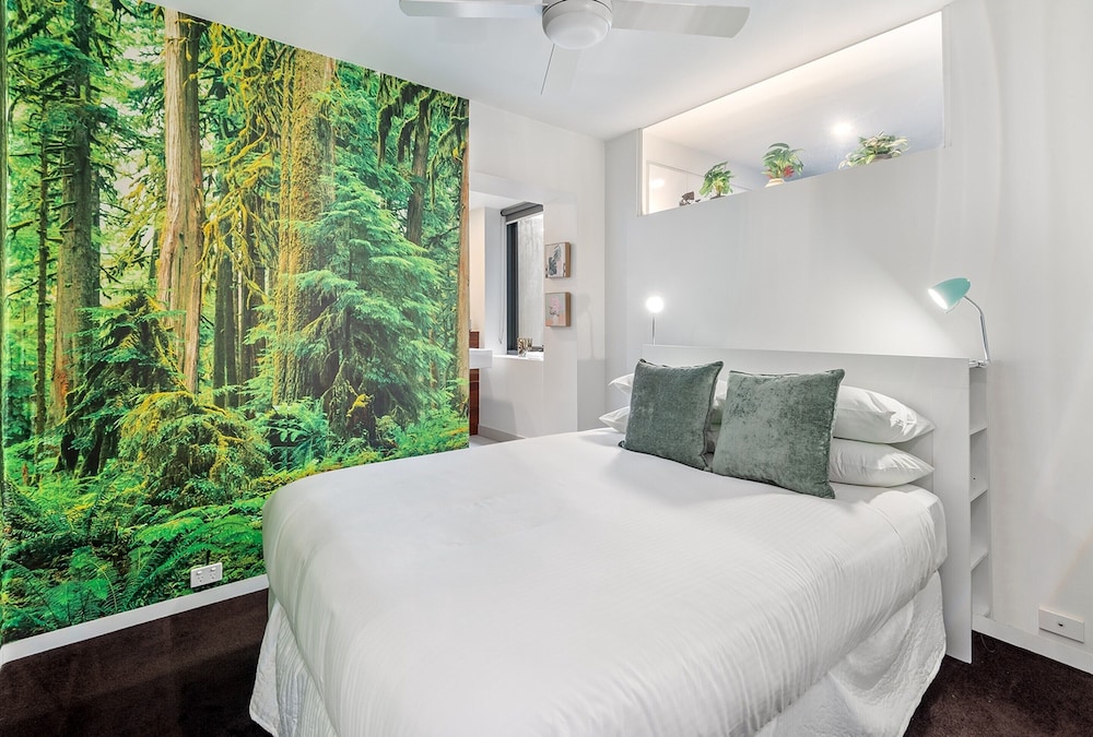 Sleek & Central 2-bed Apartment in Melbourne