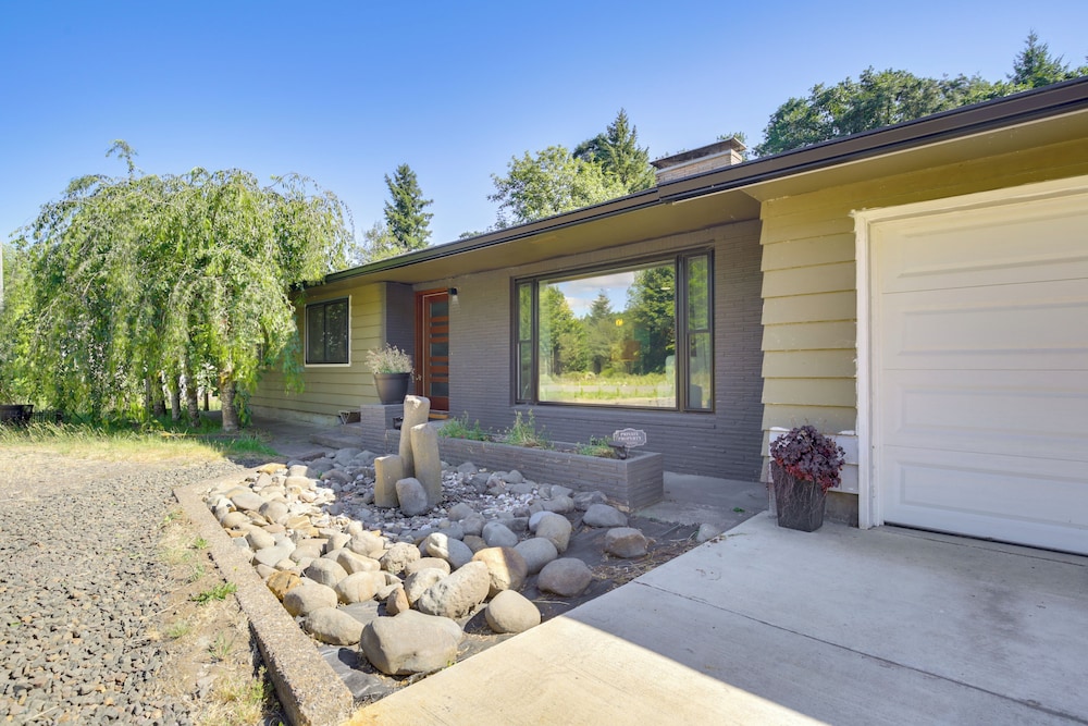 Modern Creekside Retreat 1 Mi to Spirit Mtn Casino