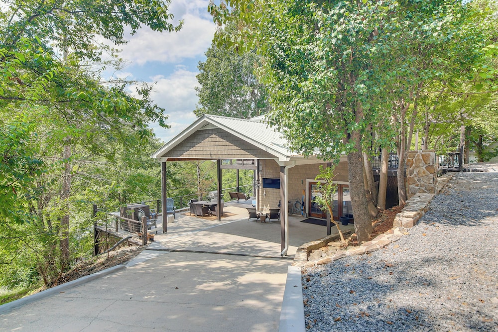 Walk to Marina: Center Hill Lake Family Home