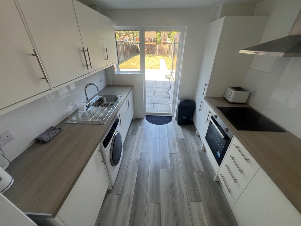 3 Bedroom House - Sleeps 6 & Free Parking