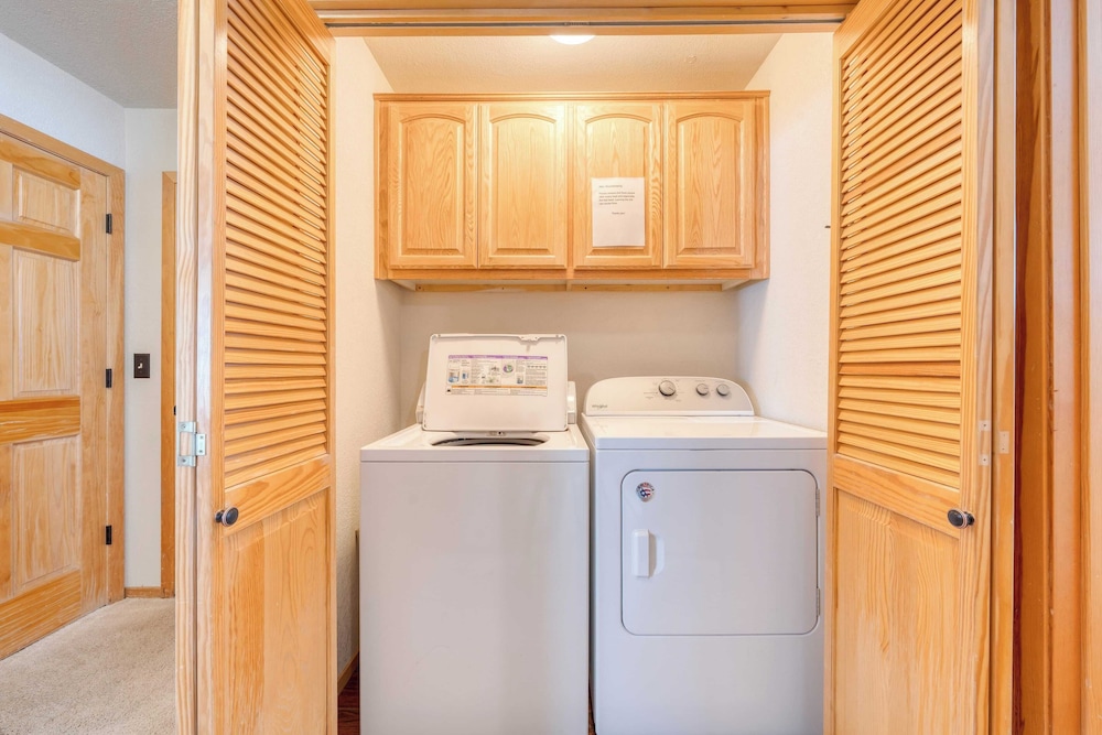 Cabin Retreat w/ Hot Tub & Fireplace - Near Northstar and Downtown Truckee