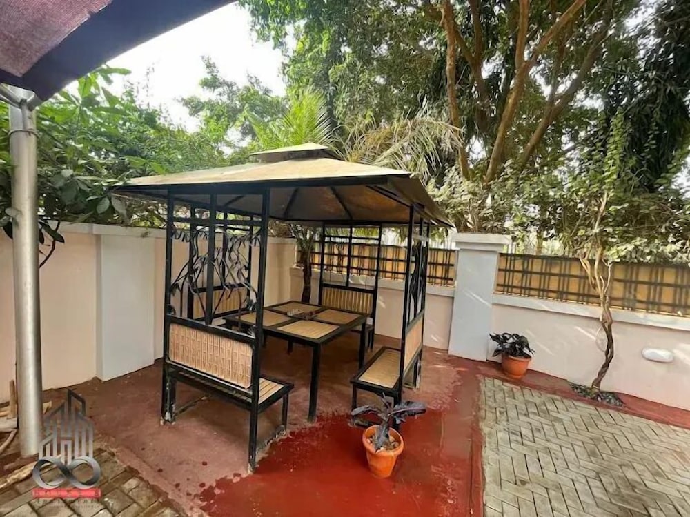 HOUSE 8 APARTMENT