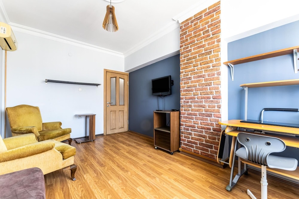 Chic Residence w Balcony 10 min to Hilltown Mall