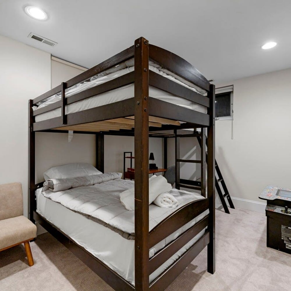 Luxurious 8 Bed Retreat State of the Art Theater