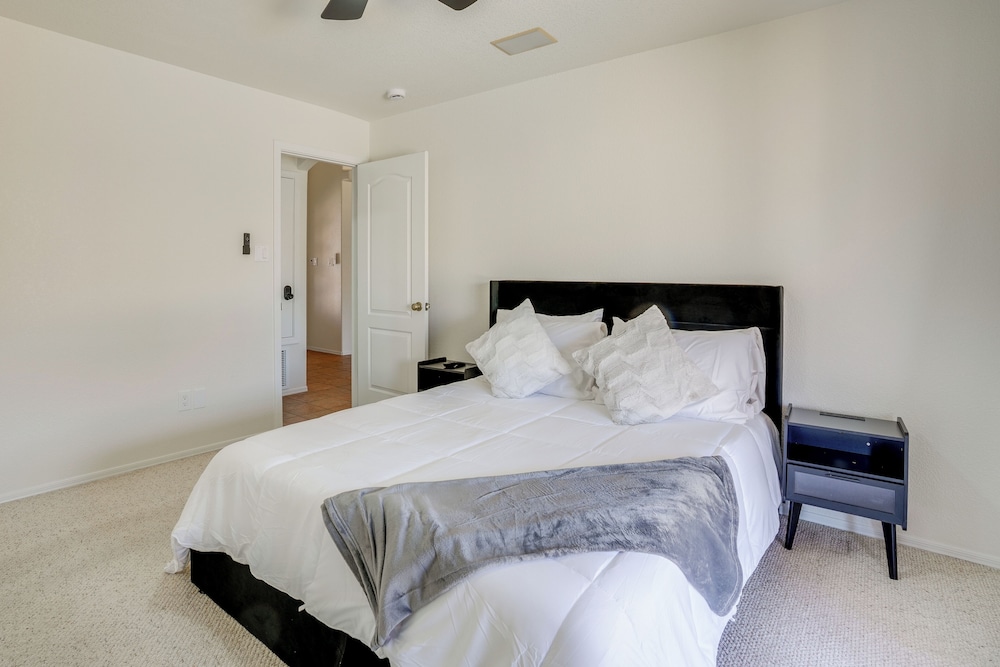 Near Golf Courses: Poolside Paradise in Yuma!