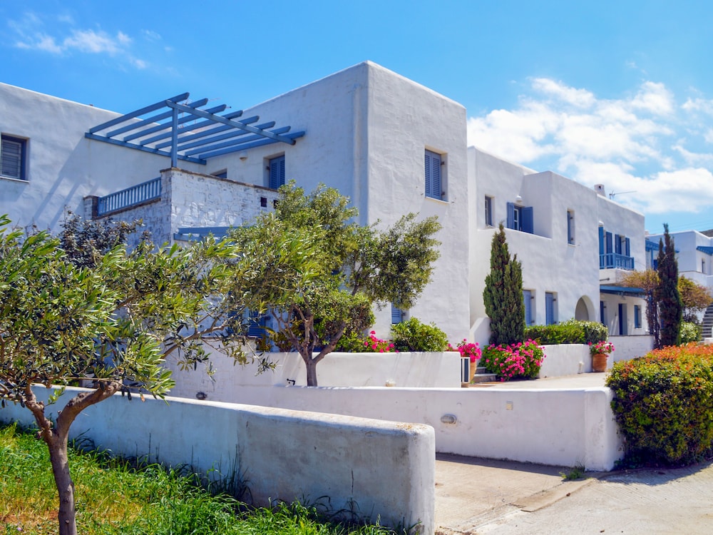 Sanders Paros Gardens