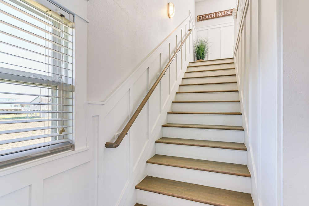 Modern Coastal Farmhouse: Walk to Surfside Beach!
