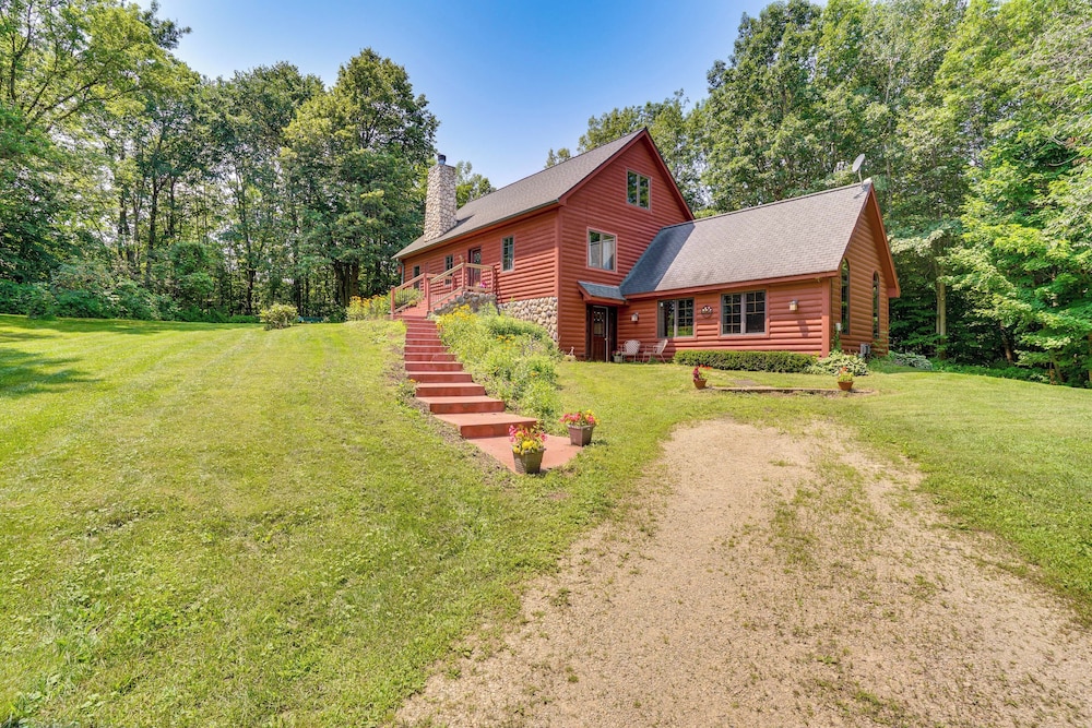 Secluded Ellsworth Apartment - Hiking Nearby! view 5
