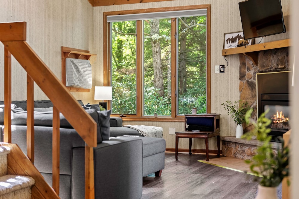 Harmony Ridge by Avantstay Large Deck w Hot Tub Forest Views