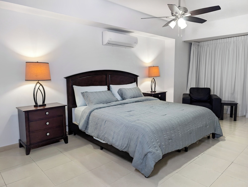YC 1701l Apartamento 2 BDR Av Balboa