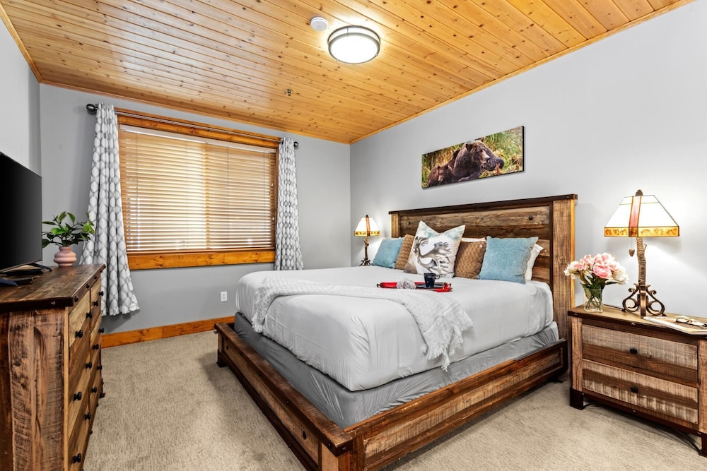 Black Bear Lodge KBM Resorts Walk to Slopes and Restaurants, Hot Tub, Elevator Access 2 Units, 4 Bedrooms BBL Ml-2744