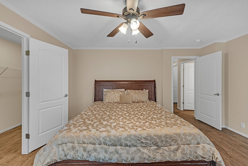 Lakeside Retreat W/ Beach Access & Kayaks 3 Bedroom Home